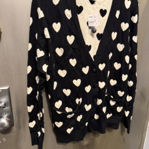Retro Black & White heart V-neck cardigan sweater - Picture 8 of 16